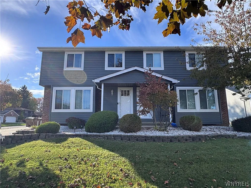 3 bed, 1.5 bath, 2324 sqft, $1,900 — Photo 1