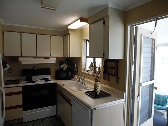 4th image of 1085 Parkway Ln
