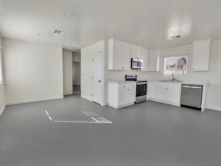 1340 W Mariposa Ave — Photo 18