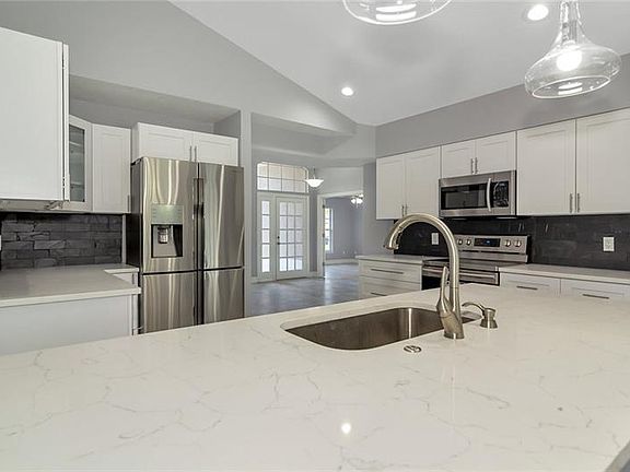 5th image of 319 Oakwood Ct
