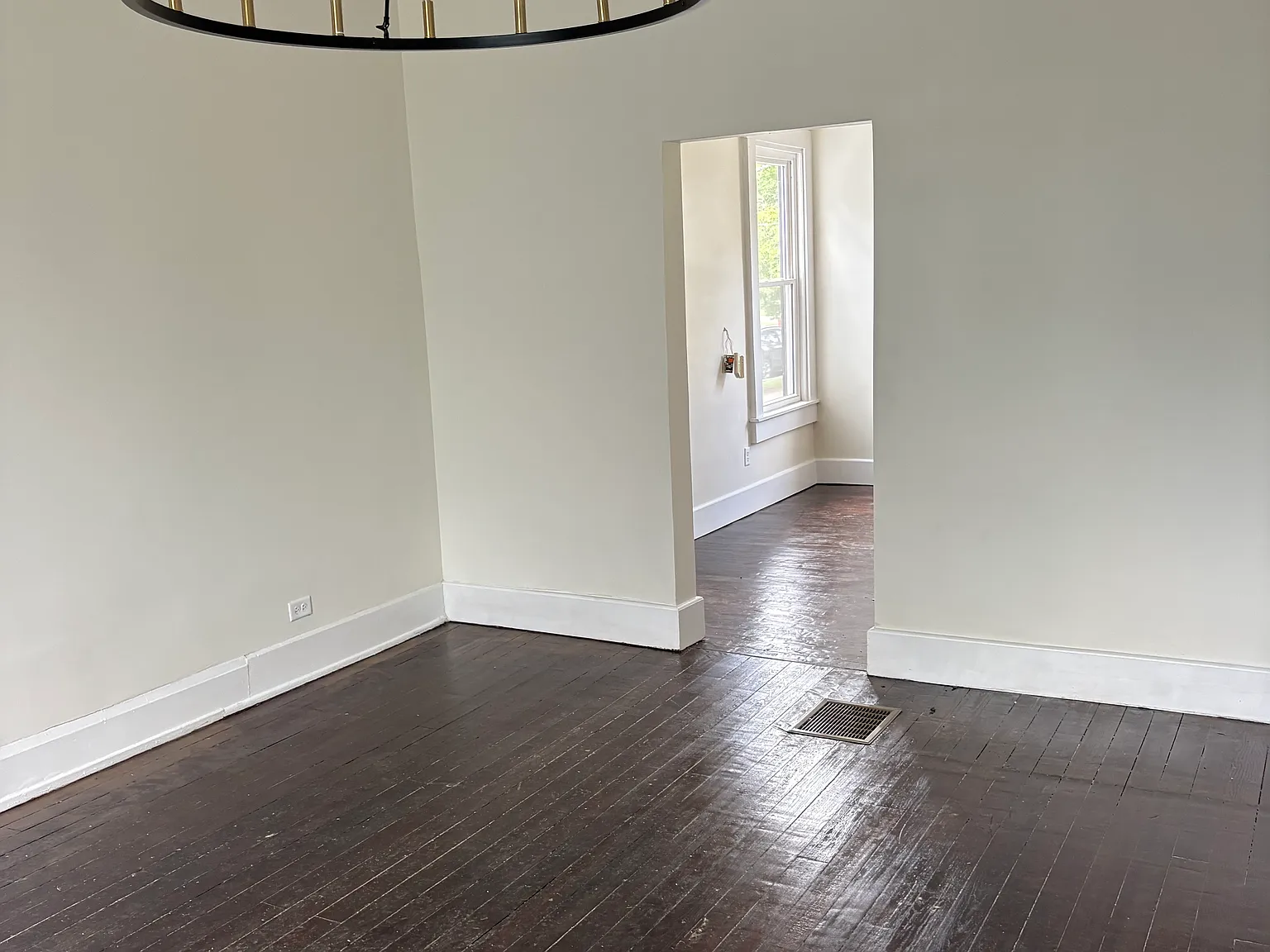 3 bed, 1.5 bath, 1258 sqft, $2,400 — Photo 2
