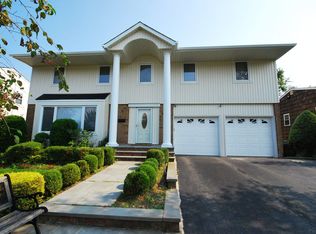 17 Bridle Path, Roslyn, NY 11576