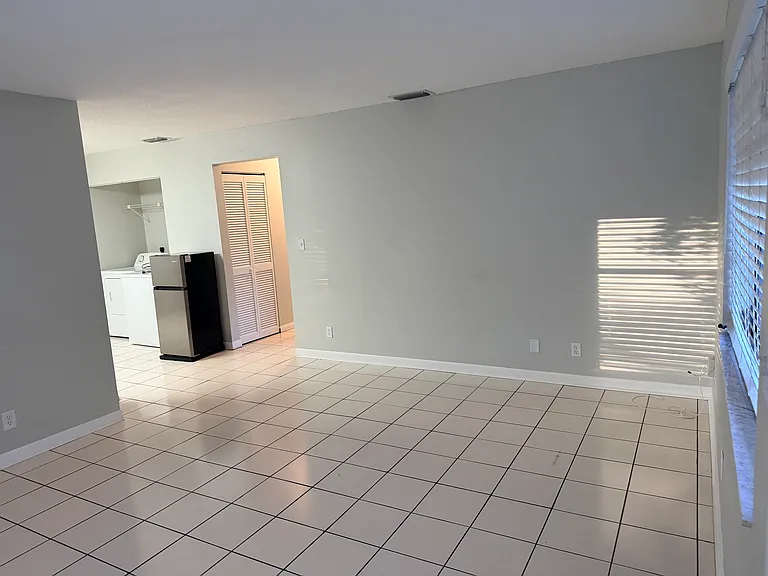 4686 SW 65th Ave — Photo 2