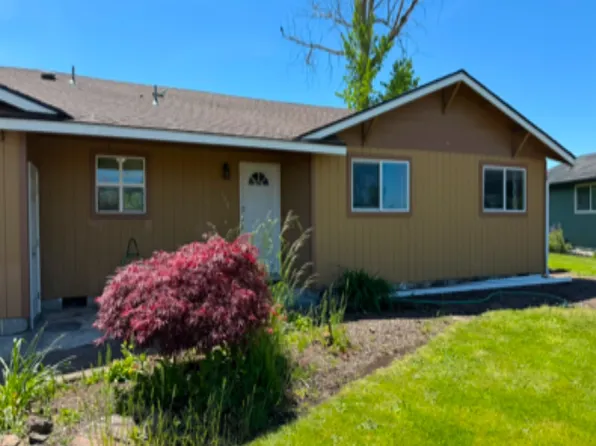 950 Greenway Dr, Harrisburg, OR 97446