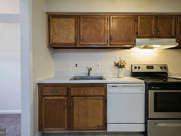 4th image of 9589 Hagel Cir