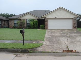 1821 Briarhill St, Moore, OK 73160
