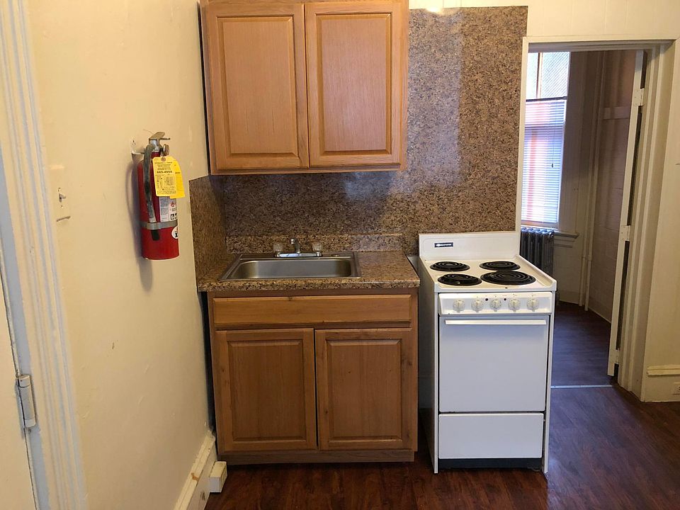 2nd image of 124 S Queen St APT 1