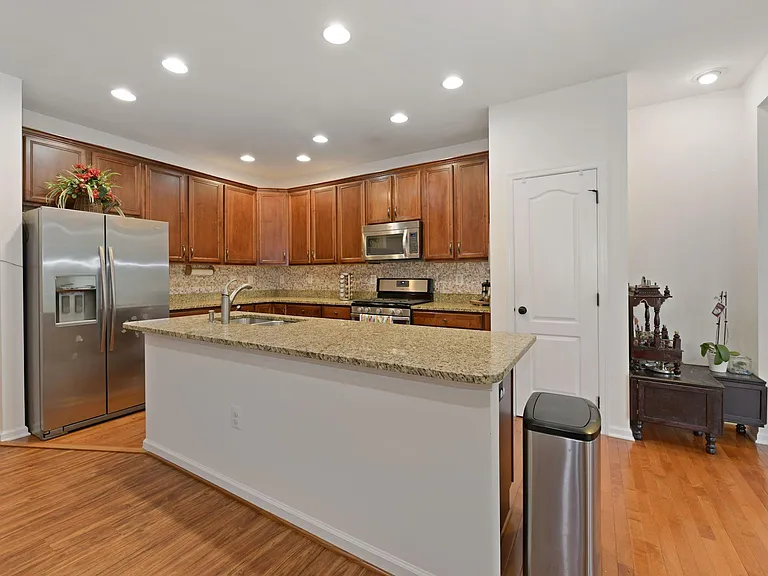 43241 Mitcham Sq — Photo 8