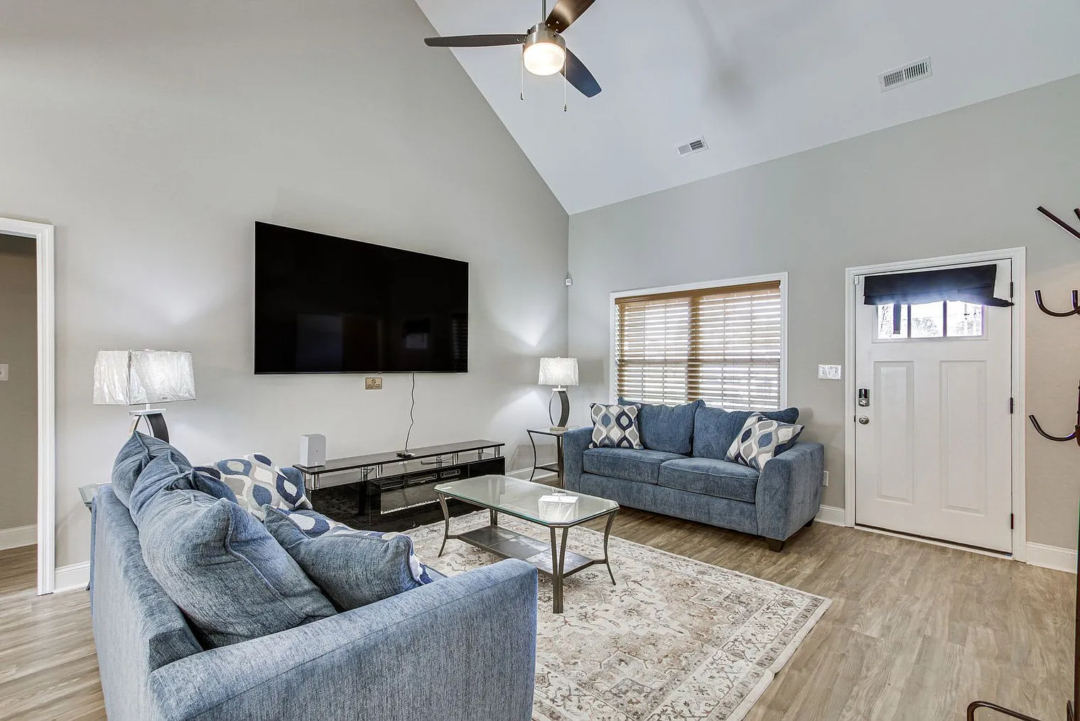 3 bed, 2.0 bath, 1323 sqft, $3,451 — Photo 2
