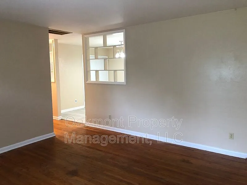 3 bed, 1.0 bath, 1090 sqft, $1,325 — Photo 3