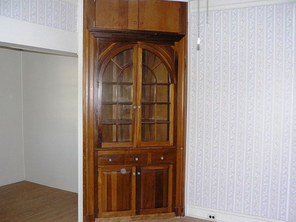 Corner cabinet in kitchen