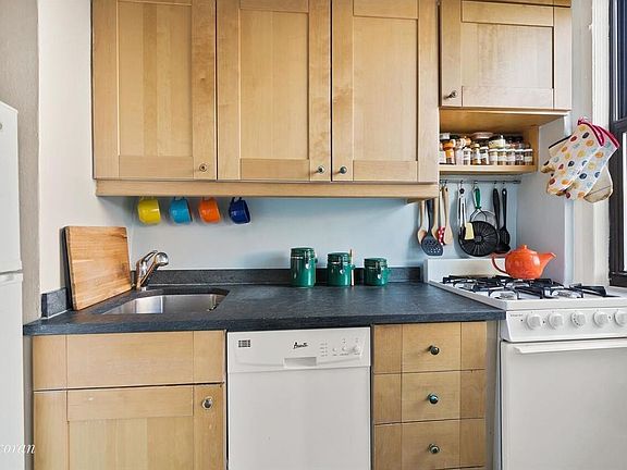 3rd image of 107 W 86th St #7G