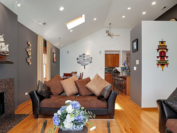 5th image of 853 W Lakeside Pl APT 3E