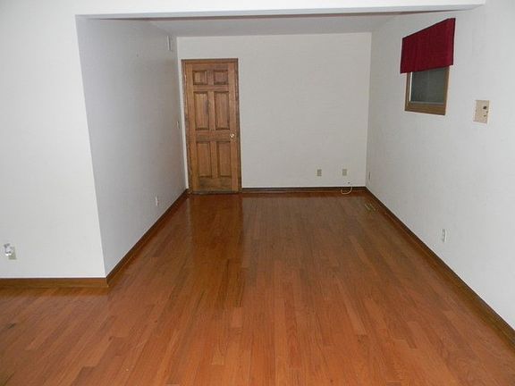 3rd image of 202 Briar Ln
