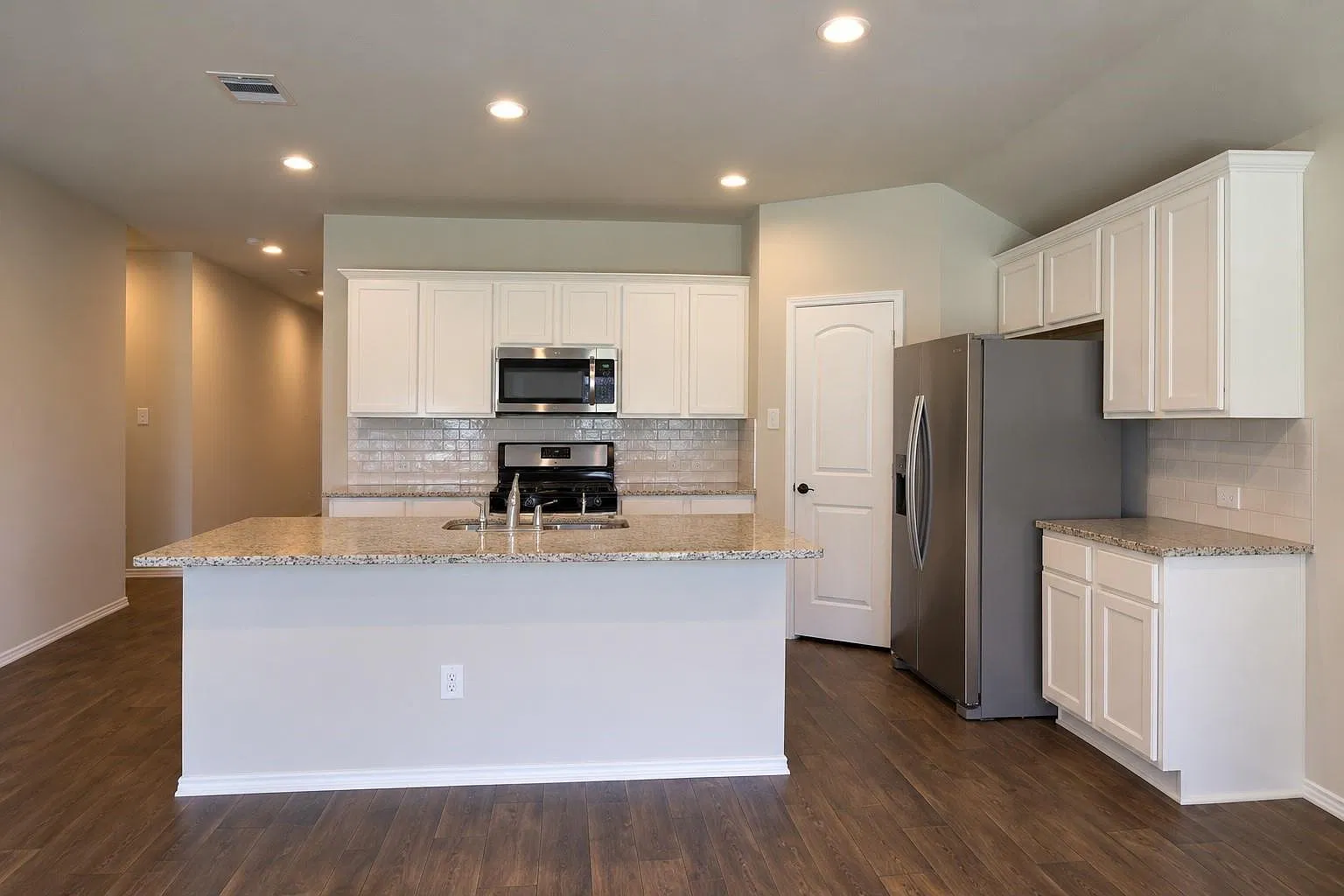 4 bed, 2.0 bath, 1720 sqft, $2,150 — Photo 3