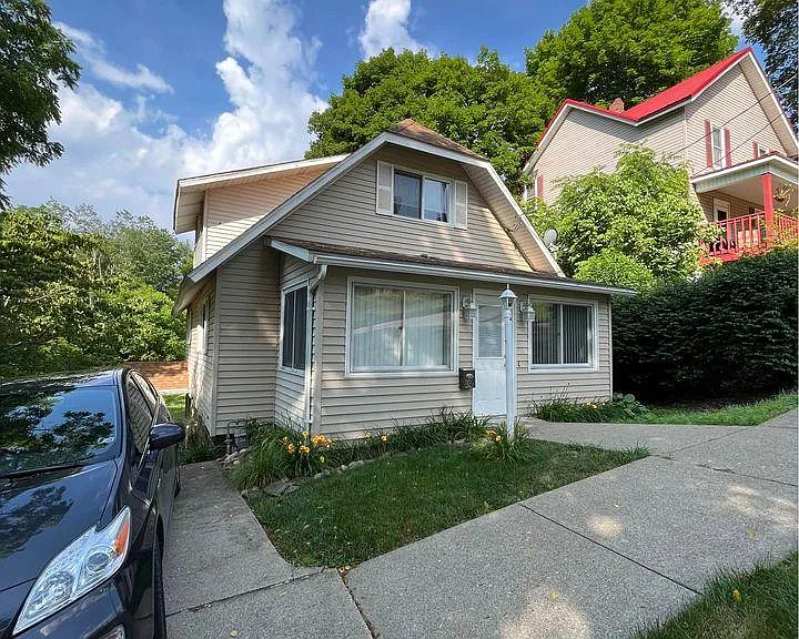 328 E Scribner Ave — Photo 1