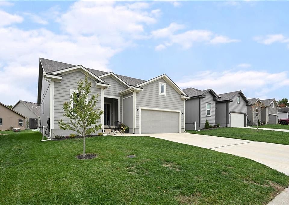 117 N Carriage Meadows Trl, Peculiar, MO 64078 | Zillow