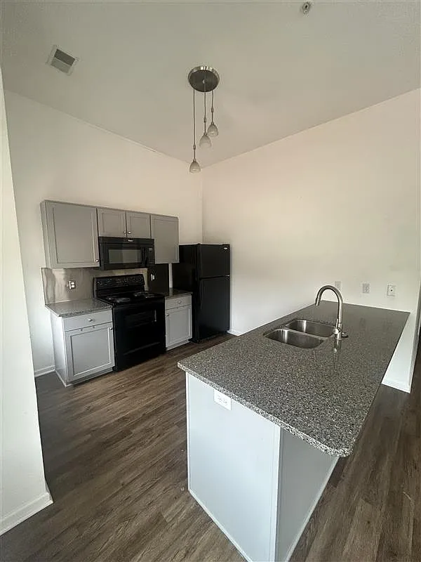 3 bed, 1226 sqft, $2,550 — Photo 2
