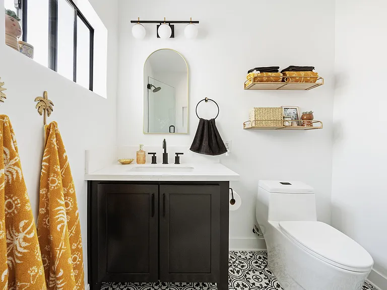 bathroom 1 tub/shower combo