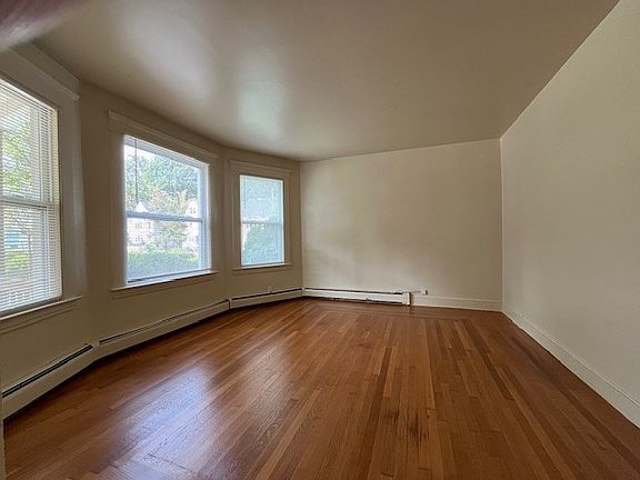 3rd image of 181 Fairfield St Floor 1