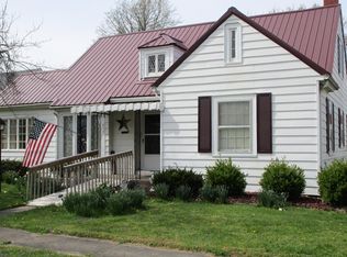 411 E 4th St, Flora, IL 62839