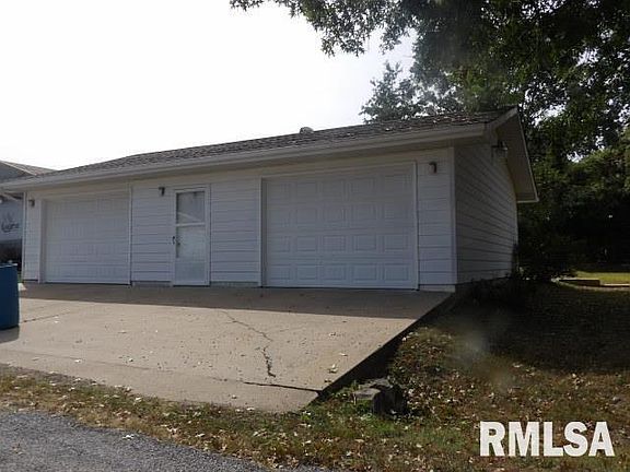 4th image of 736 Mill St