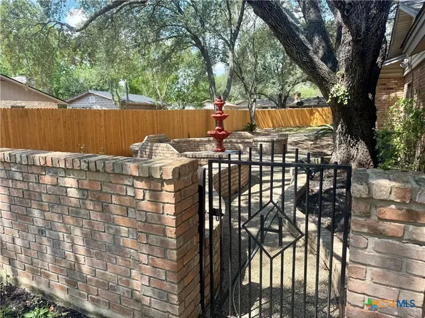 1640 Willow Ln, Seguin, TX 78155