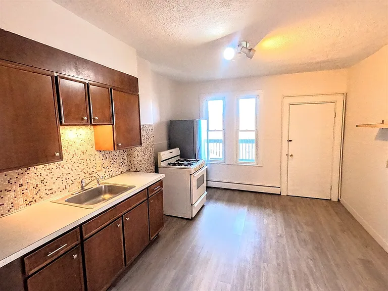 90 Wenham St #3 — Photo 8