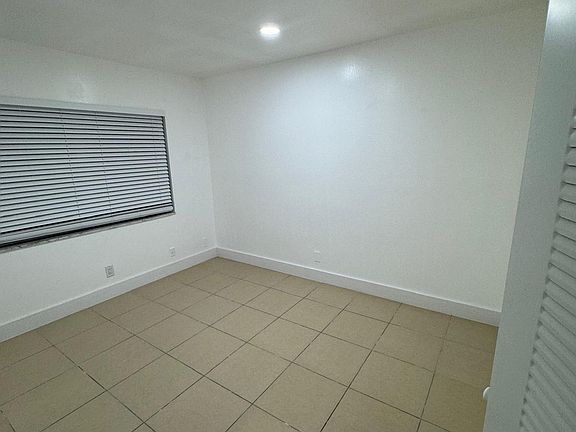 4th image of 2333 SW 17th Ave #1