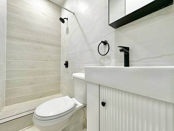 5th image of 828 Hart St APT 3R