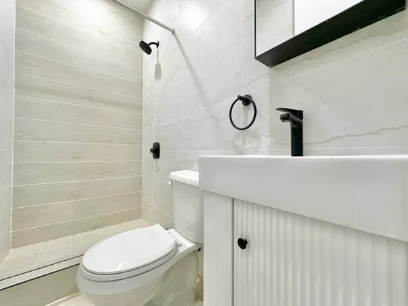 828 Hart Street image 6 of 10