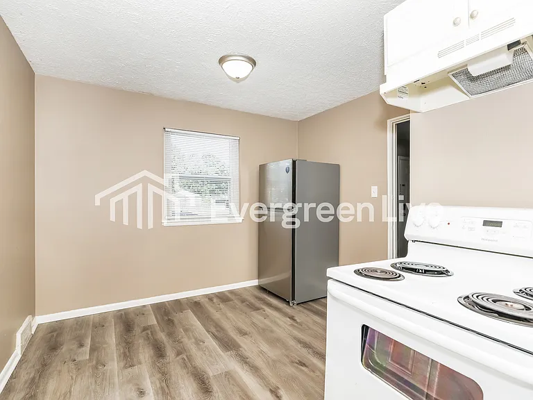 222 S Gladstone Ave — Photo 9