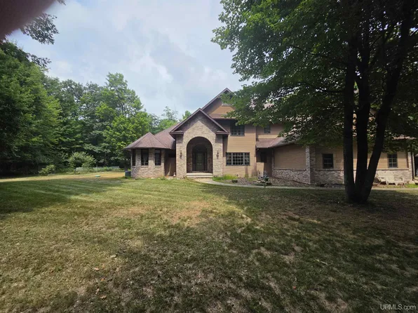 N5033 Joe Corn Dr, Iron Mountain, MI 49801