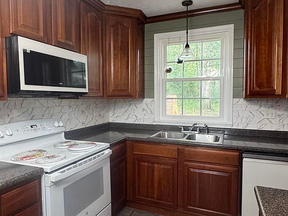 4th image of 306 W Roberts Ave