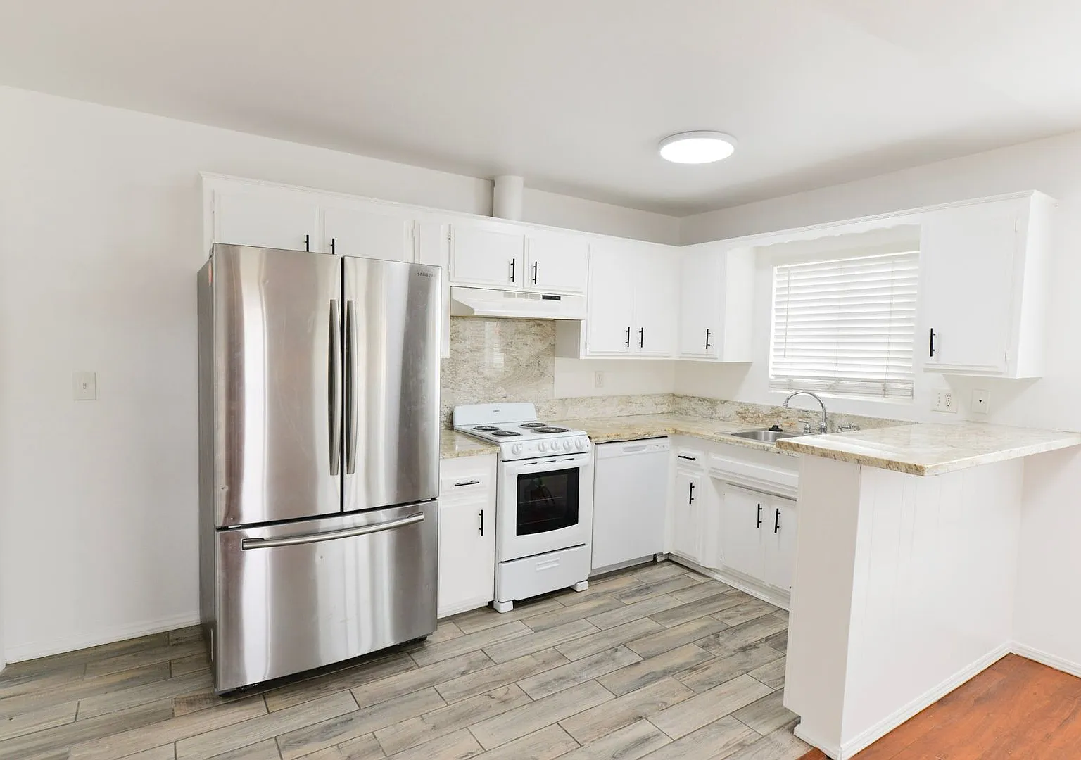 1202 Buena Vista — Photo 4