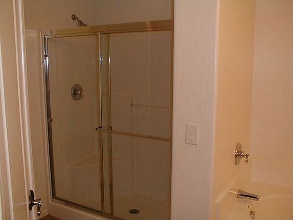 Master Bath w/Tub & Shower