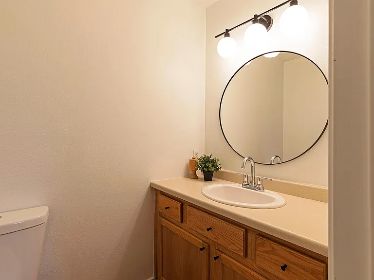 909 Defoe St #B — Photo 11