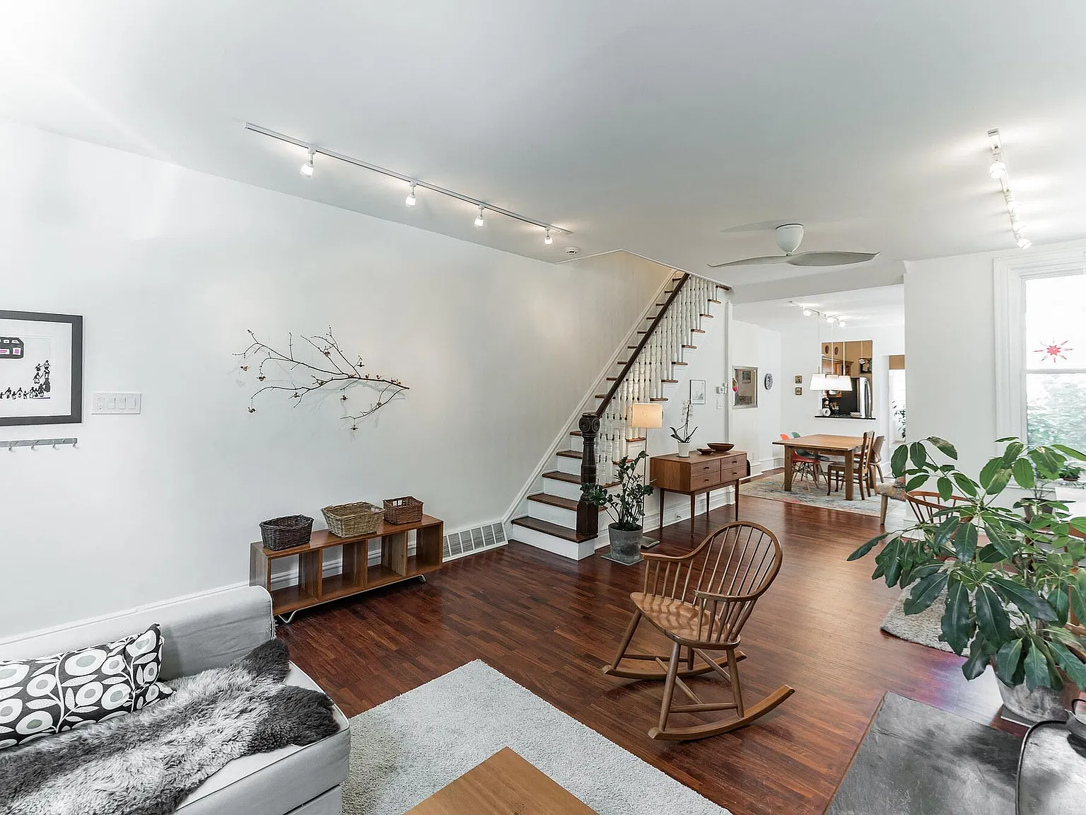 4 bed, 2.5 bath, 2025 sqft, $3,800 — Photo 4