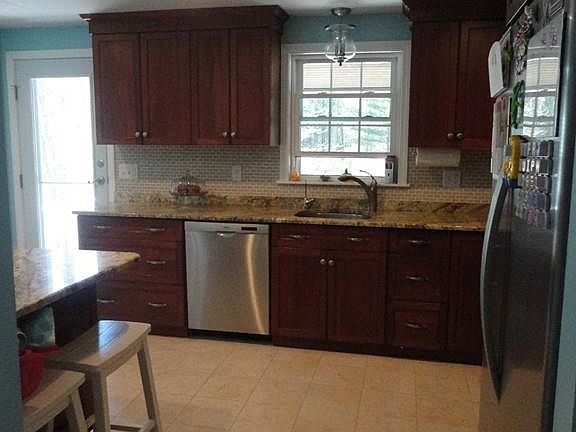 4th image of 28 Livingston Dr