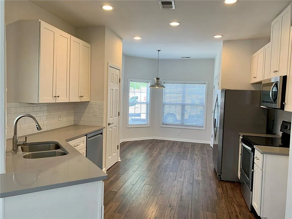 3 bed, 2.5 bath, 1688 sqft, $2,350 — Photo 2