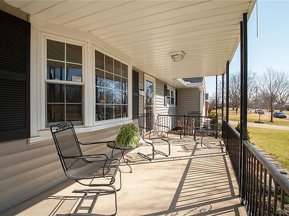 3rd image of 4517 Creekview Dr