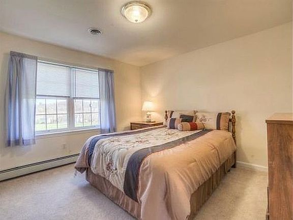 2nd image of 8 Hunter Ct