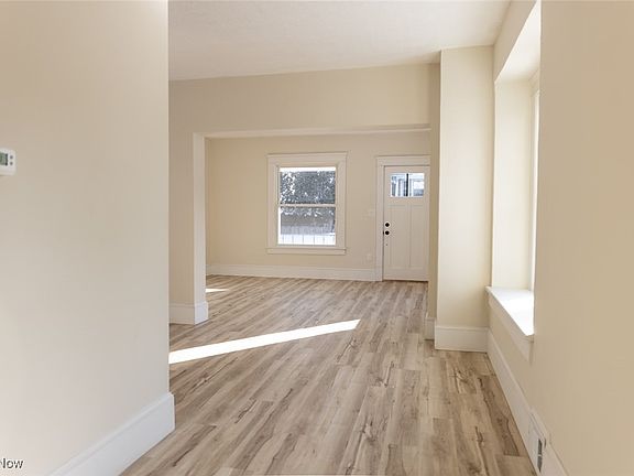 5th image of 214 N Bentley Ave