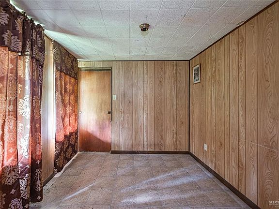 3rd image of 2719 N Texas Blvd