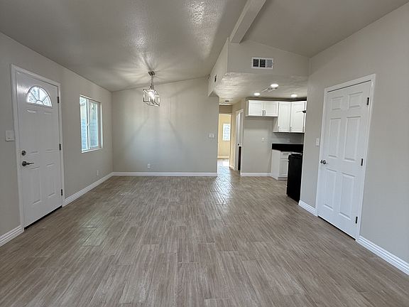 4th image of 4823 W Myrtle Ave #B
