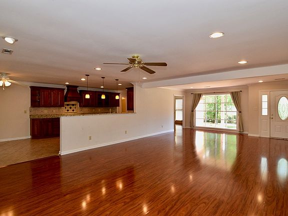 4th image of 601 Chandler Ct