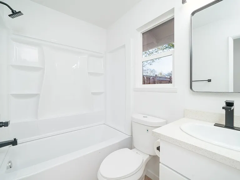 3141 SE Stott Cir — Photo 8