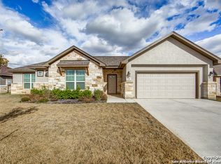 136 Fairway Dr, Floresville, TX 78114