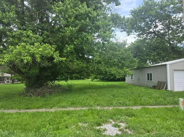 106 Elaine Ave, Hallsville, MO 65255