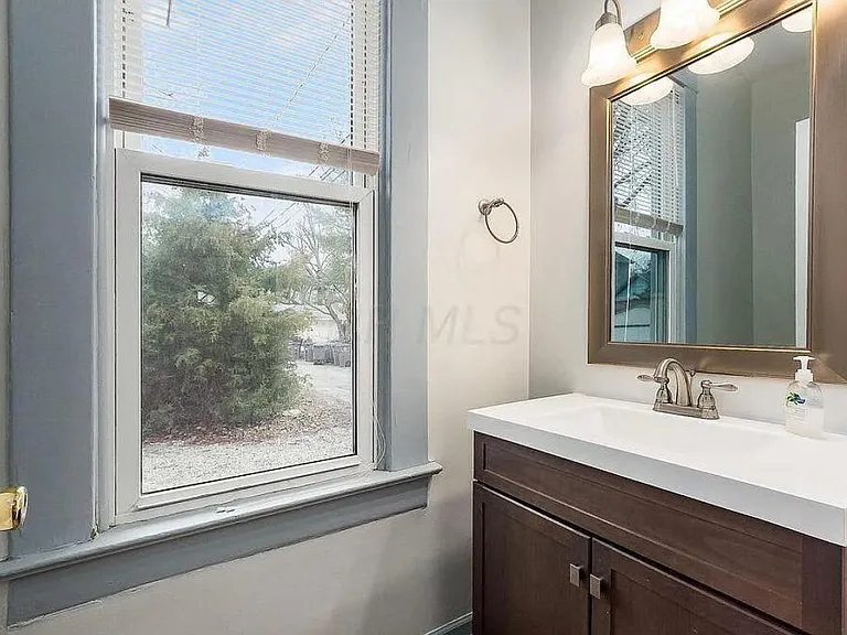 130 E Duncan St — Photo 4